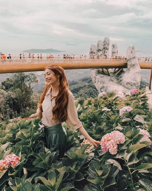 Sarah Trần thường xuyên cập nhật hình ảnh về chuyến du lịch trên trang cá nhân. Loạt ảnh cho thấy cô hot girl Việt kiều này đã đến rất nhiều điểm du lịch nổi tiếng như: phố cổ Hội An, cầu Vàng Đà Nẵng, Vịnh Hạ Long, Trà Vinh.