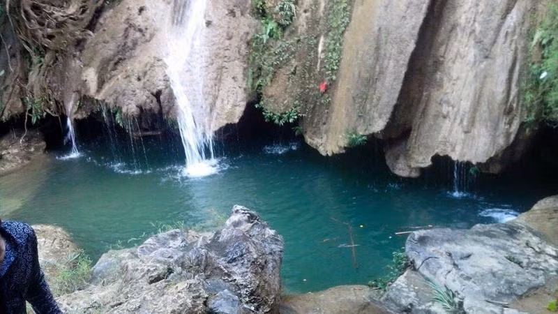 Thác Chiềng Khoa nằm ở xã Chiềng Khoa, huyện Vân Hồ, tỉnh Sơn La, là một ngọn thác nhỏ chưa đưa đưa vào khai thác du lịch nên nơi đây còn khá hoang sơ và tự nhiên một cách thuần khiết, có thể coi là một nơi thâm sơn cùng cốc.