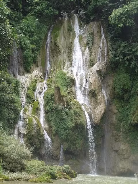 Theo một số dân phượt đã tới Chiềng Khoa nhận xét, cứ đến mùa hè là khách du lịch lại nô nức về đây để được thỏa sức ngâm mình bên dòng suối mát và hít thở bầu không khí trong lành của cao nguyên Mộc Châu. Bên cạnh đó là đắm mình cùng điệu múa xòe trong nhịp trống chiêng vang rộn dưới ánh lửa bập bùng đặc sắc.