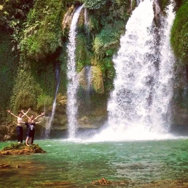 Tuy là một ngọn thác nhỏ nhưng thác Chiềng Khoa lại có vẻ đẹp hùng vĩ, dòng nước dữ dội đổ từ trên cao xuống tung bọt trắng xóa, nghe ầm vang thanh âm của núi rừng.