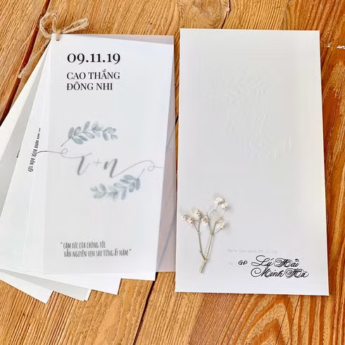 Hiện tại, cặp đôi ca sĩ Ông Cao Thắng và Đông Nhi đã gửi đi thiệp mời cưới để thông báo tin vui. Trong những tậm thiệp mời được thiết kế đầy tinh tế này, ngoài những thông tin cụ thể hướng dẫn khách mời về đám cưới, cặp đôi còn chia sẻ những câu nói ngôn tình như: "Cảm xúc của chúng tôi vẫn nguyên vẹn sau từng ấy năm"; "Ta đồng ý được cùng nhau đi đến cuối đời. Cũng đã đến ngày chung mái nhà bình yên".