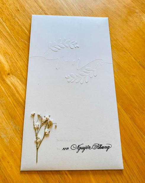 Tuy nhiên trong những tấm thiệp cưới Ông Cao Thắng và Đông Nhi bị dân mạng "soi" ra điều thú vị khi cô dâu được sử dụng cả tên thật lẫn nghệ danh để ghi lên thiệp.