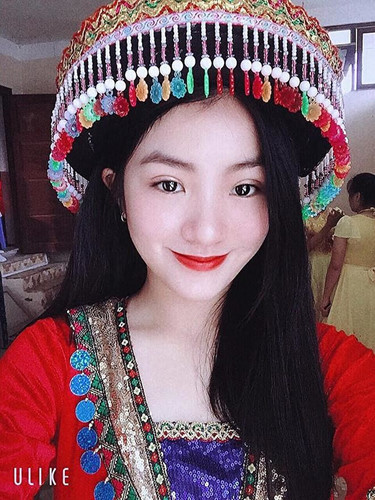 Sau khi video tặng hoa chủ tịch Kim Jong Un được quay và phát trực tiếp trên đài truyền hình nổi tiếng KBS của Hàn Quốc, nhiều người Việt Nam đã đăng lại clip này trên fb cá nhân.