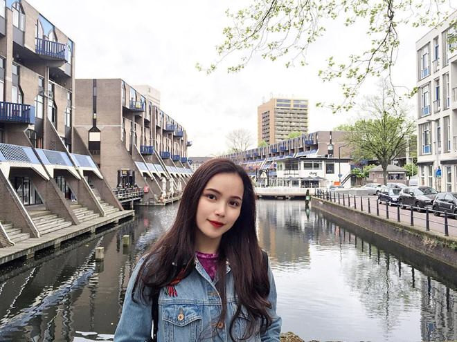 Đây không phải lần đầu tiên Phương Linh được tham gia vào các sự kiện mang tầm cỡ quốc tế . 9X từng làm lễ tân phục vụ cho Hội nghị WEF ASEAN diễn ra vào tháng 9 năm ngoái.