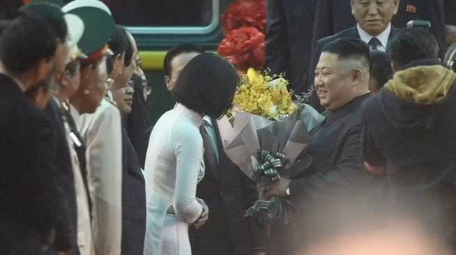 Thu Uyên được Trường Cao đẳng SP Lạng Sơn giao nhiệm vụ tặng hoa chủ tịch Kim khi ông đến ga Đồng Đăng, tới Việt Nam dự Hội nghị Thượng đỉnh Mỹ-Triều. Thu Uyên may mắn được lãnh đạo trường này lựa chọn. "Em cũng hơi bất ngờ", Thu Uyên chia sẻ.