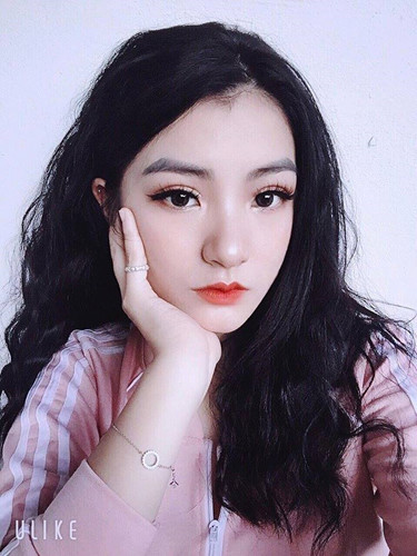 Thu Uyên sở hữu ngoại hình xinh xắn, ưa nhìn. Nữ sinh theo học khoa tiếng Trung, ước mơ sau này trở thành phiên dịch viên. Uyên tự nhận mình là người trầm tính, ít nói.