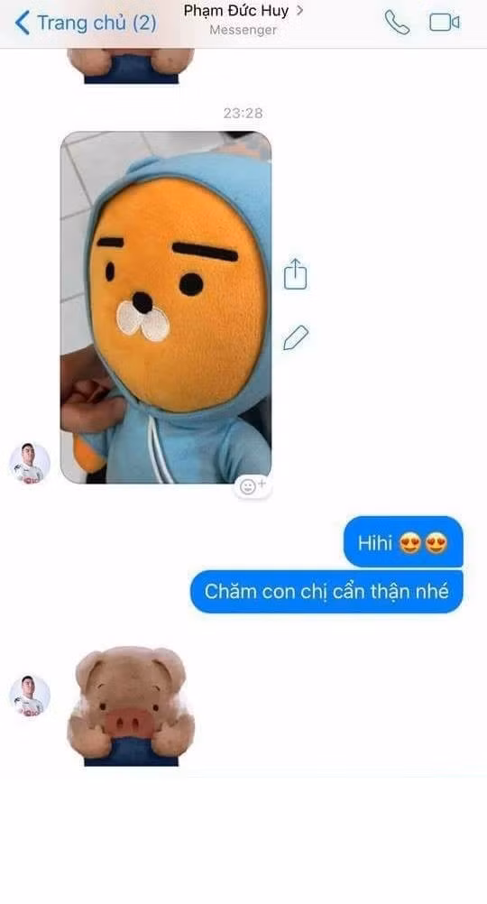Cư dân mạng còn hết lời khen anh chàng khi giữ đúng lời hứa, rằng về sẽ chụp ảnh gấu bông gửi cho bạn fan, mặc dù, trên tin nhắn hiển thị thời gian gửi là 23h28 phút.