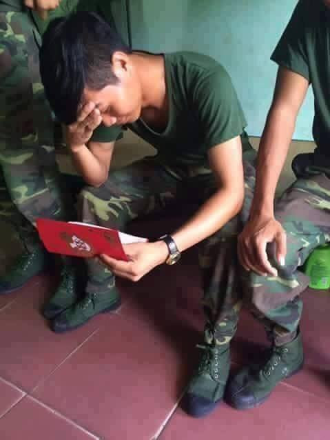 Mới đây trên mạng xã hội, dân mạng đã tập hợp rất nhiều những bức ảnh chàng lính nghĩa vụ phải đau đớn khi nhận thiệp cưới người yêu ở nhà đi lấy chồng.