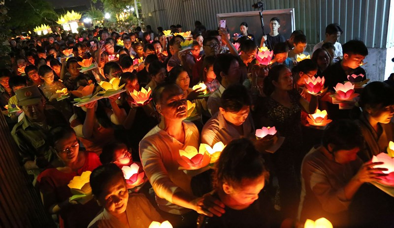 Những lời cầu nguyện cho gia đình, người thân, bạn bè được ghi lên hoa đăng.