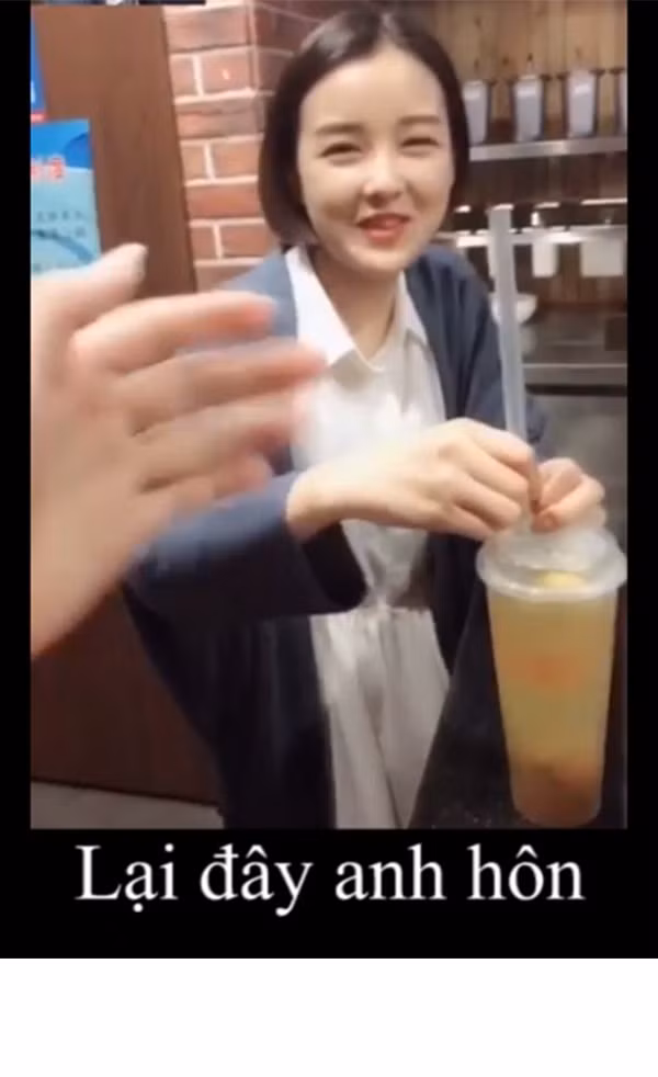 Xuất hiện trong clip dài chưa tới 3 phút nhưng cô nàng bán trà sữa với gương mặt bầu bĩnh, mái tóc ngắn cá tính, làn da trắng hồng tự nhiên cùng nụ cười chết người được cộng đồng mạng hết sức chú ý.