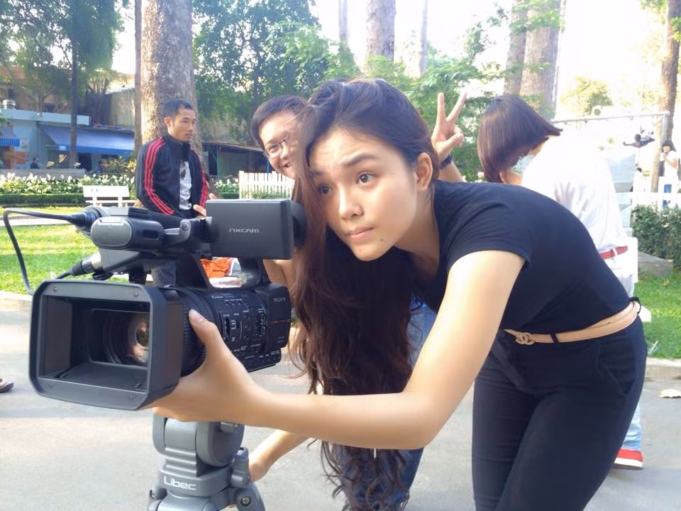 Không chỉ thành công với vai diễn cô phù thủy nhỏ Ye Ye, Nhật Hạ trước đó cũng gây ấn tượng với vai diễn bé Phương là đối thủ của Angela Phương Trinh thủ vai bé Vy trong bộ phim Mùi ngò gai được lên sóng năm 2006.