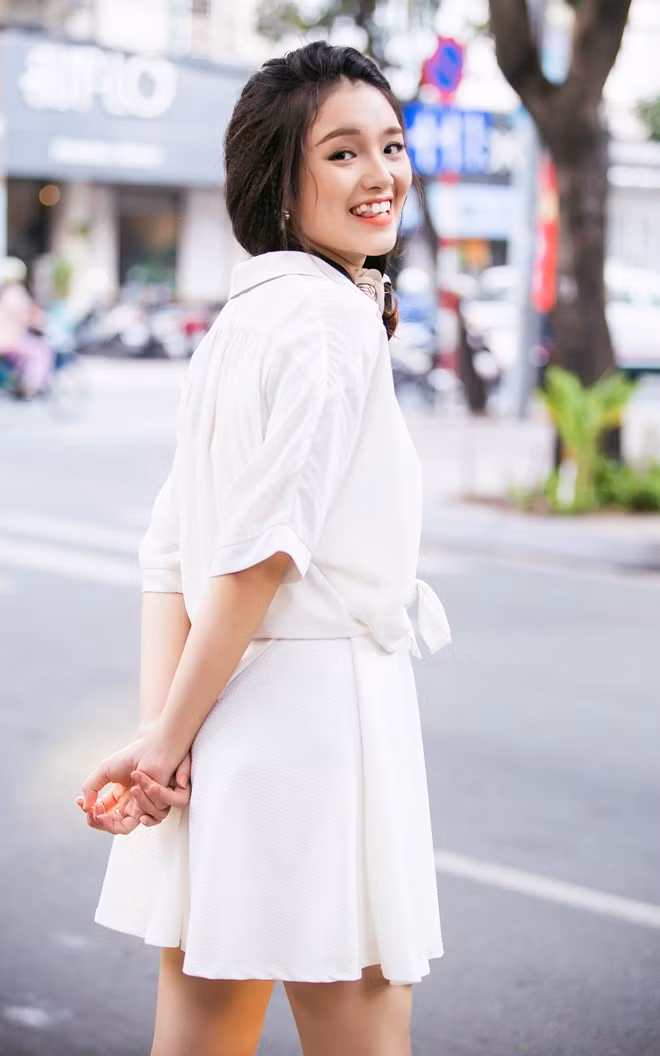 "Nàng phù thuỷ Ye Ye" dễ thương năm nào giờ đã lột xác và trở thành bà mẹ một con vô cùng quyến rũ và xinh đẹp khiến nhiều fan hâm mộ phải thốt lên rằng: "Đúng là gái một con trông mòn con mắt".