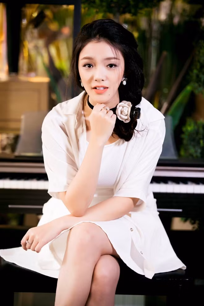 Giờ đã trưởng thành, Nhật Hạ theo đổi phong cách thời trang quyến rũ và đa năng. Điều đặc biệt, nữ diễn viên này luôn biết cách tạo sự thu hút với gu ăn vận "nổi loạn", cá tính và đầy năng động.