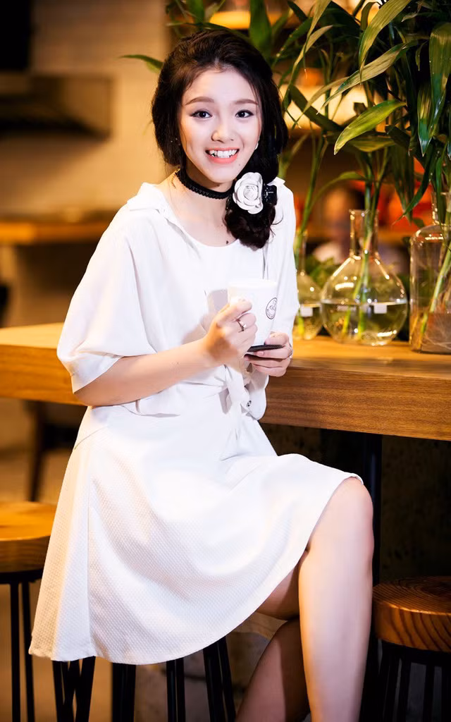 Không sở hữu thân hình quá nóng bỏng, song Nhật Hạ tự tin mặc những bộ cánh phóng thoáng, khoét sâu cổ.