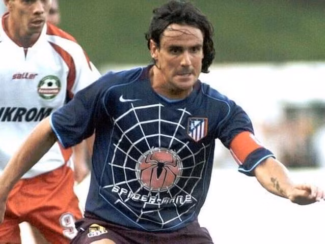 Trước đó, mùa giải 2004/2005, NHM bóng đá thế giới đã chứng kiến trang phục thi đấu mang "âm hưởng" từ bộ phim Spider Man của CLB Atletico Madrid. Chiếc áo đấu của CLB thành Madrid chẳng khác nào một chiếc poster quảng cáo cho phim bom tấn.