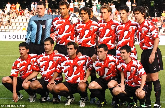 Mùa giải 2004/2005 không chỉ có Atletico Madrid mang đến mẫu áo đấu khác biệt mà còn có thêm CLB Athletic Bilbao. Với mẫu áo đấu này, nhiều khán giả cho rằng đây là thứ lấy cảm hứng từ bát nước sốt cà chua đổ lên chiếc áo trắng.