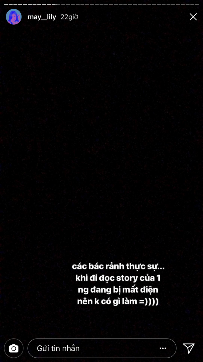Thậm chí, nhiều dân mạng còn bình luận sau khi đọc những dòng stories của Phương Ly rằng nữ ca sĩ kiêm người mẫu này nên viết chuyện "ngày mất điện".