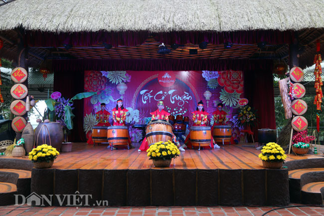 Trước đó, nhân dip ngày lễ tình nhân 14.2, tại Vườn hồng đã tổ chức Lễ hội Tết cổ truyền và chào đón miễn phí các du khách tới tham quan.