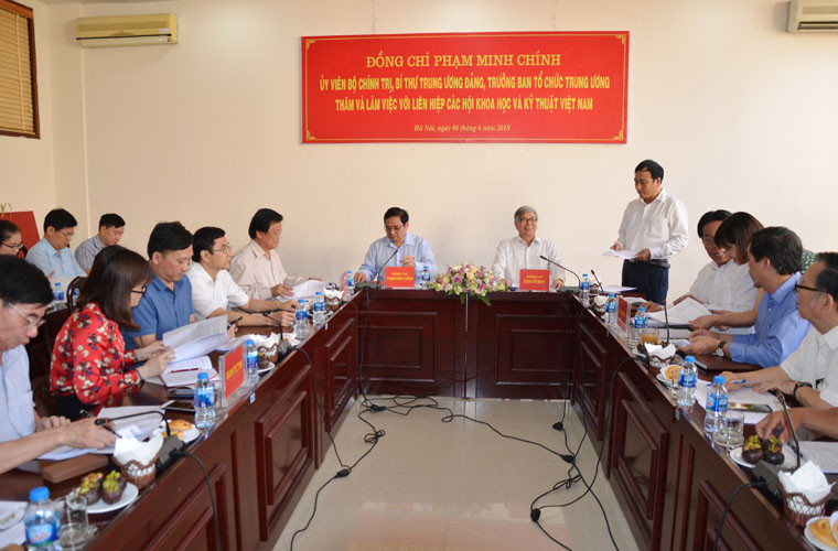 Ong Pham Minh Chinh tham, lam viec voi Lien hiep hoi Viet Nam-Hinh-2