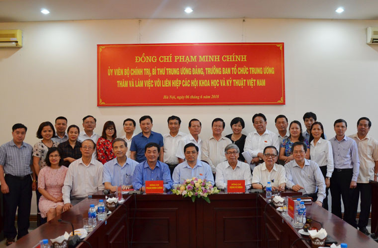 Ong Pham Minh Chinh tham, lam viec voi Lien hiep hoi Viet Nam-Hinh-3