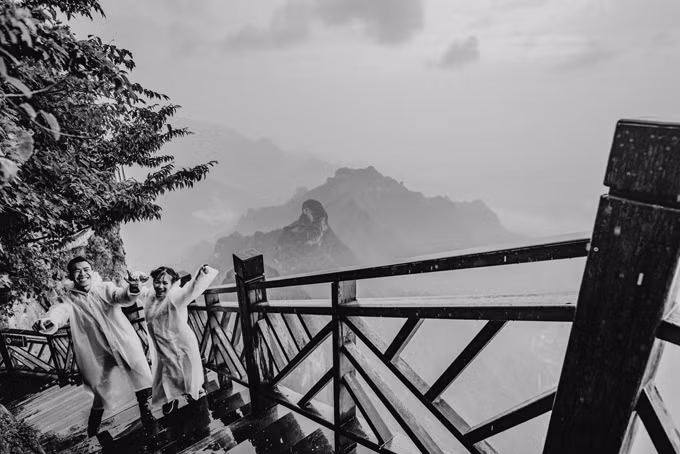 Những khung cảnh trên mây được Quang Huy và Thanh Vân thực hiện tại Trương Gia Giới trong ngày mưa khiến bộ ảnh trở nên thêm đặc sắc.