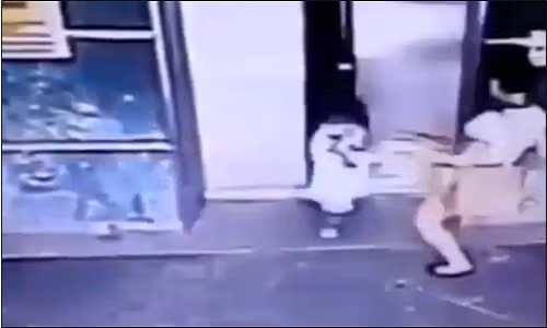 Me nhanh chan song phi cuu con khoi bi cua thang may kep