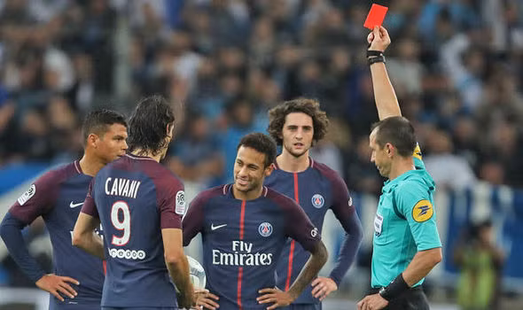 Neymar bị đuổi vì chơi... "thiết đầu công": Siêu sao người Brazil tiếp tục vướng vào rắc rối khi bị đuổi khỏi sân ở trận đấu mà PSG rất vất vả mới giành lại 1 điểm trước Marseille (2-2) rạng sáng nay.