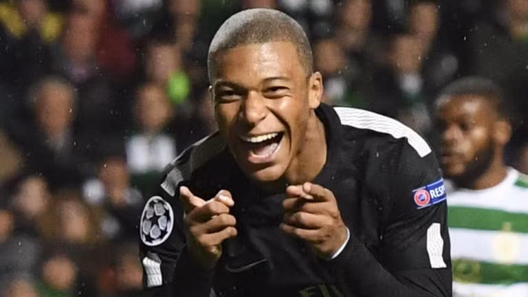 Mbappe ẵm giải Golden Boy: Ngôi sao trẻ sáng giá nhất hiện nay, chân sút Kylian Mbappe vừa vượt qua đồng hương Ousmane Dembele và tài năng Gabriel Jesus để giành giải Golden Boy 2017 - giải thưởng dành cho Cầu thủ U21 xuất sắc nhất trong năm ở châu Âu. Ảnh: Goal