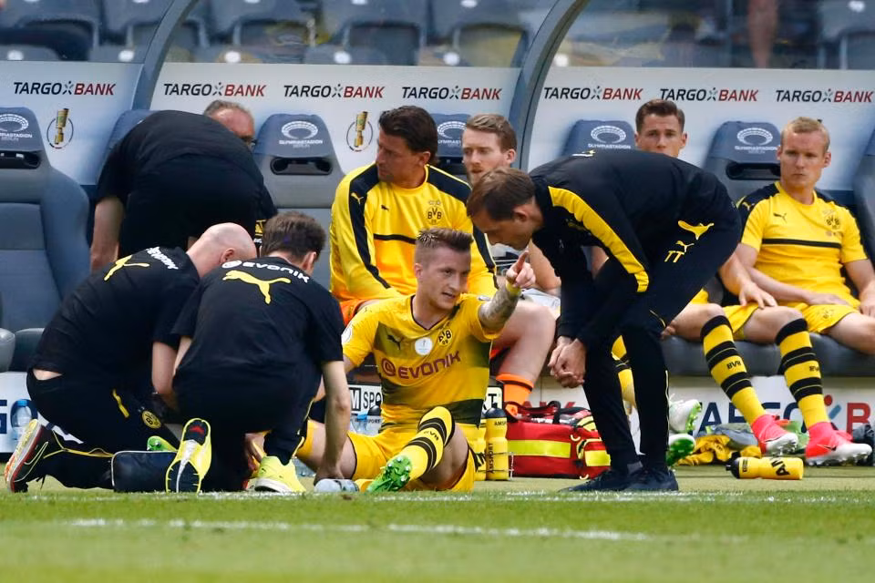 Đại gia Premier League tranh "thương binh". M.U và Arsenal đang nghe ngóng tình hình của Marco Reus, ngôi sao ĐT Đức và CLB Dortmund đang vật lộn với chấn thương dai dẳng nhiều năm qua. Ngoài hai ông lớn kể trên, Juventus cũng được cho là quan tâm tới Reus. Mùa trước Reus chỉ ra sân 24 lần (13 bàn) và mùa này anh thậm chí còn chưa chơi phút nào do bận điều trị chấn thương gối. Ảnh: Mirror