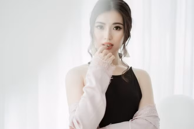 Sau phát ngôn của mình, Khánh Linh bắt đầu được chú ý rất nhiều không chỉ từ sinh viên trong trường Học viện Ngoại giao mà còn từ phía cộng đồng mạng. Không chỉ vậy, nữ sinh 20 tuổi này còn trả lời phỏng vấn rằng mình là người theo xu hướng "tự thân vận động", vừa tự học tự kiếm tiền để chi trả cho những nhu cầu cuộc sống.