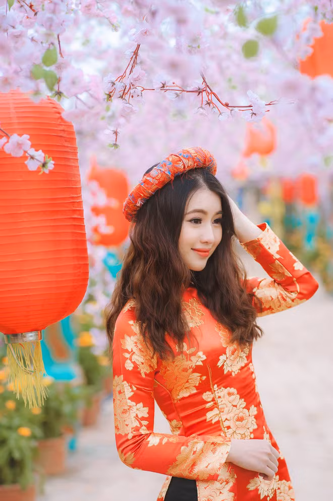 Được biết thêm, ngoài giờ lên giảng đường, Khánh Linh còn là một người mẫu ảnh được nhiều nhiếp ảnh gia săn đón và cô bạn này đã từng thử sức với khá nhiều concept từ nhẹ nhàng áo dài, sang trọng với đầm dạ hội, cho đến quyến rũ với bikini. Ảnh trong bài: FBNV.