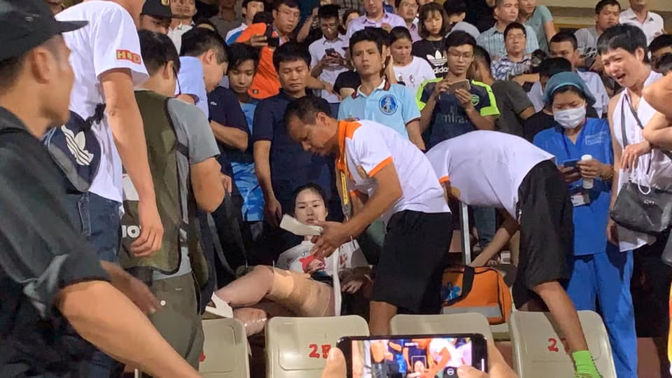 Sau khi sự việc xảy ra, các nhân viên y tế CLB Nam Định ngay lập tức sơ cứu vết thương cho fan nữ kém may mắn.