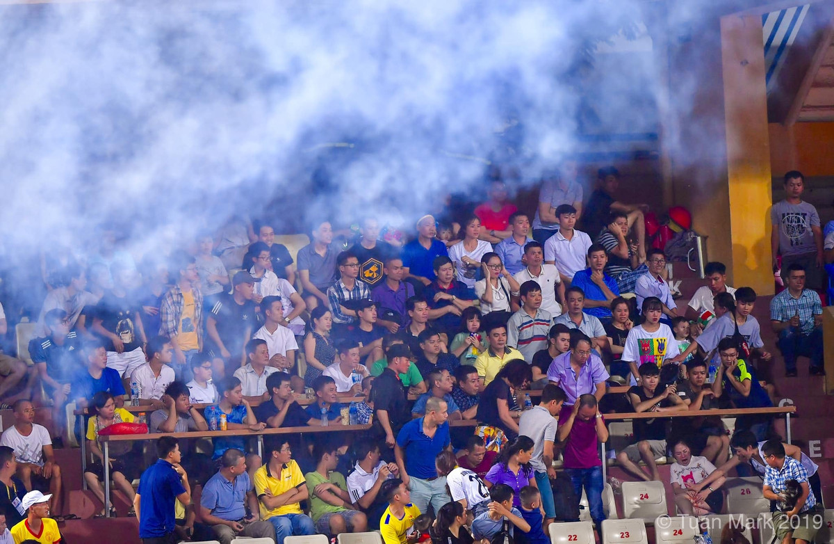 Xung quanh fan nữ trên còn có rất đông người cả phụ nữ và trẻ nhỏ khiến một góc khán đài A SVĐ Hàng Đẫy náo loạn. Ảnh: Tuấn Mark.