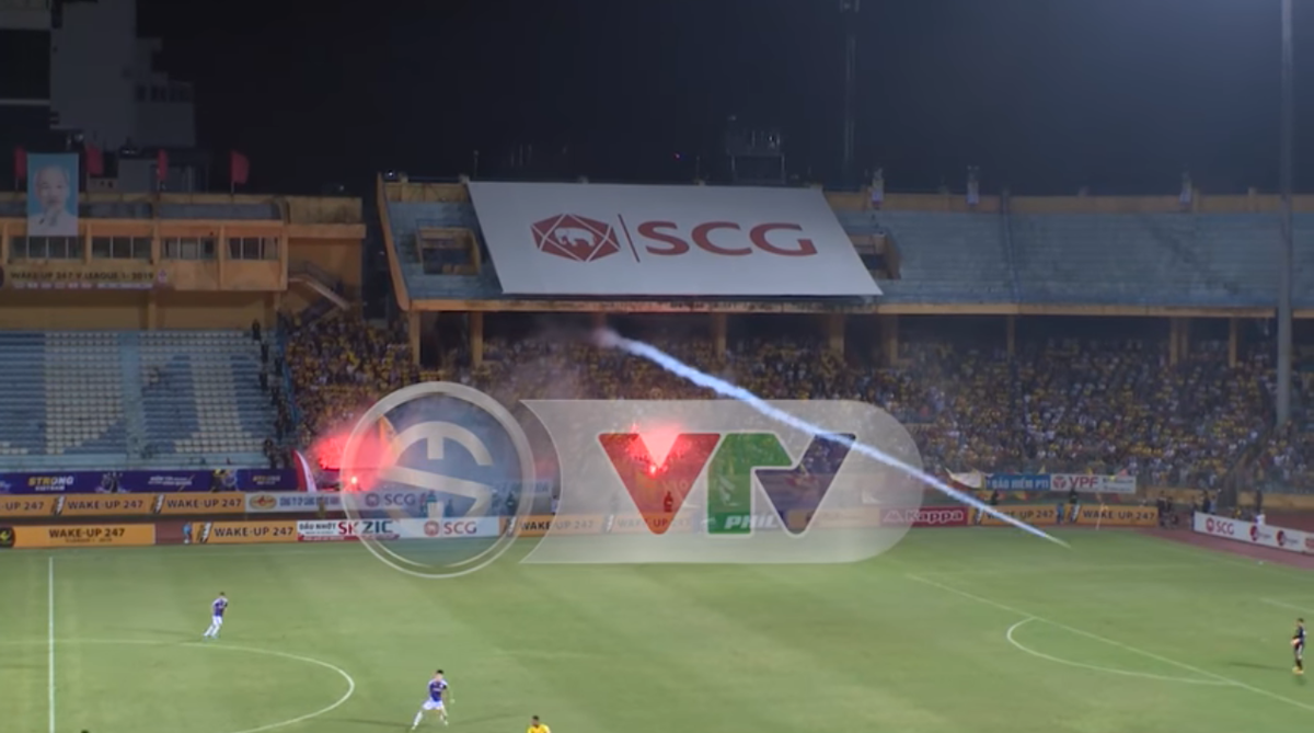 Nếu chỉ dừng lại ở việc đốt pháo sáng trên khán đài thôi chưa đủ, CĐV CLB Nam Định còn bắn 1 quả pháo sáng sang bên phía khán đài A. Ảnh: Cắt clip VTV.