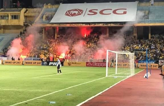 Trong suốt cả trận đấu, khán đài B SVĐ Hàng Đẫy tràn ngập khói lửa do CĐV Nam Định đốt pháo sáng. Ảnh: Oanh Oanh