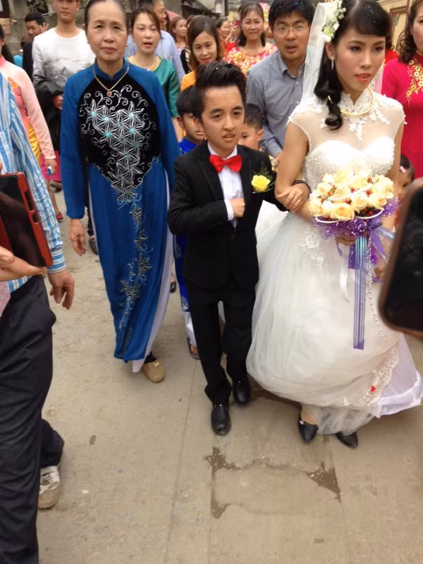 Chứng kiến đám cưới như trong mơ, vượt qua mọi giới hạn, cư dân mạng tỏ cũng cảm thấy vui lây cặp đôi này.