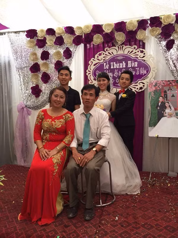 Để chụp ảnh cùng gia đình, chú rể đã phải dùng tới sự trợ giúp của một chiếc ghế.