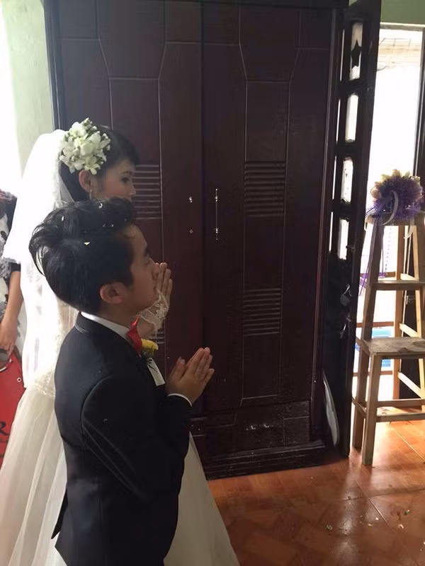 Cư dân mạng bày tỏ niềm hạnh phúc cho tình yêu đơm hoa kết trái của cô dâu chú rể và họ liên tục gửi những lời chúc phúc cho cặp đôi này.