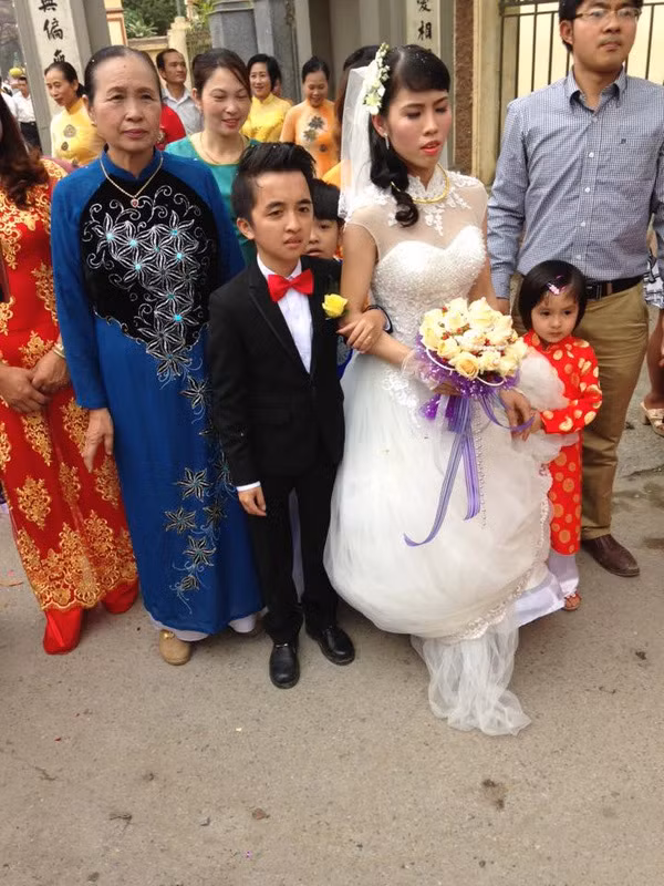 Điều đáng chú ý và dí dỏm trong đám cưới này đó là chú rể lùn thì được gọi bằng cái tên Dũng "khổng lồ", còn cô dâu cao thì được gọi là Bảo Bảo "tí hon".