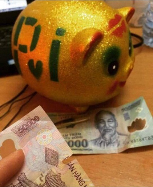 Nhưng dòng suy nghĩ phân vân, đập mất lợn tiết kiệm rồi thì lại mất vui, vậy là những người nuôi lợn đất nghĩ ra một trò khác dùng nhíp rút ruột.