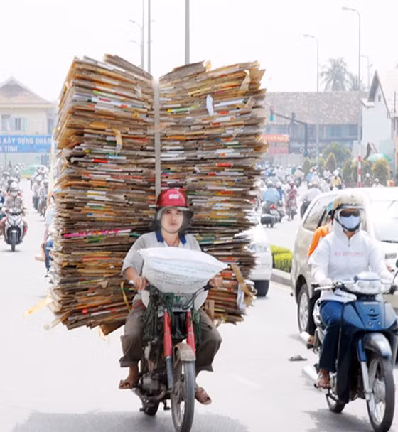 Những chuyến xe di chuyển trên các con đường chỉ nhìn thấy hàng hóa chứ không thấy người điều khiển.