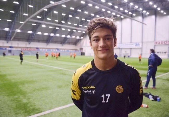 Chuyển nhượng bóng đá từ Goal cho biết, HLV Ole Gunnar Solskjaer đang nhắm đến cái tên Mathias Normann để mang về MU. Tiền vệ này là người từng chơi cho CLB Na Uy trước khi gia nhập Brighton. Hiện tại, anh đang thi đấu tại giải VĐQG Nga trong màu áo Rostov.