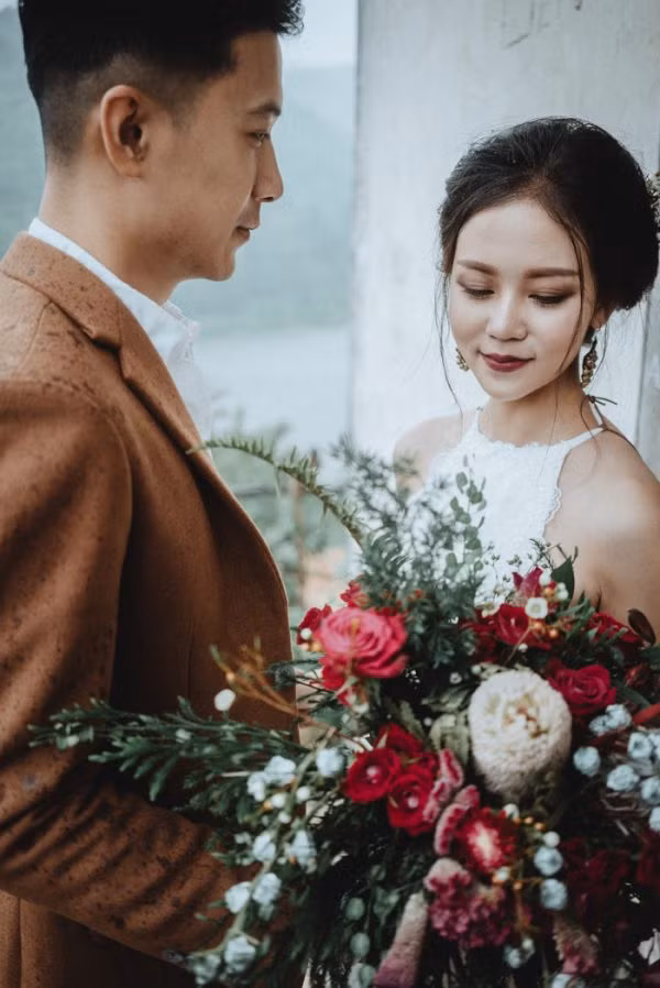 Không chỉ có bối cảnh, chính trang phục và những vật dụng trong bộ ảnh cưới của Linh và Phương Anh đã tạo nên một bức tranh cổ kính, trầm mặc và có gì đó man mác buồn.