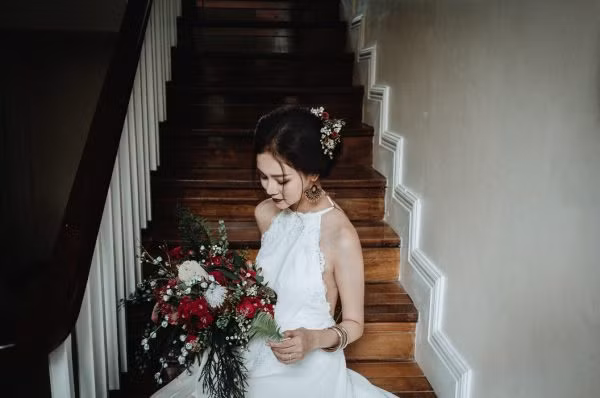 Tại Việt Nam cũng như nhiều nước trên thế giới, lễ cưới là một ngày cực trọng đại của các cặp đôi và họ đều hy vọng tất cả những người thân của mình như gia đình, bạn bè đồng nghiệp để đến chung vui. Tuy nhiên, với cặp đôi Linh và Phương Anh họ lại chọn cho mình một lối đi riêng với bộ ảnh theo phong cách Elope Wedding.