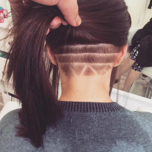 Kiểu tóc undercut vốn dĩ đã tạo nên cơn lốc với các bạn nam trong thời gian qua. Phong cách tóc này đã được biến thể đi rất nhiều và mới đây, nó đã cuốn phăng cả các bạn nữ với một cạo tóc gáy họa tiết vô cùng cá tính.