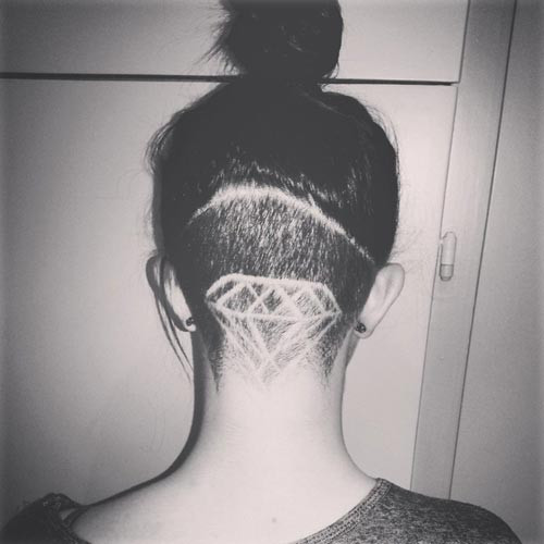 Hình kim cương đằng sau gáy khiến cô nàng này trở nên vô cùng "cool-ngầu".