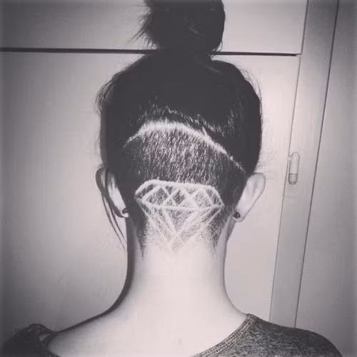 Hình kim cương đằng sau gáy khiến cô nàng này trở nên vô cùng "cool-ngầu".