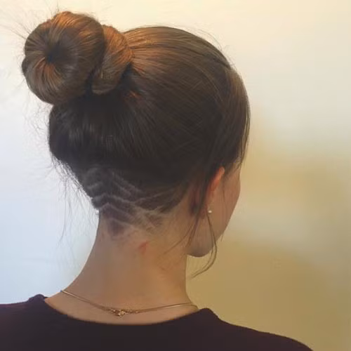 Tóc undercut được hiểu là kiểu tóc để dài ở giữa vuốt keo và cạo sát một hoặc cả hai bên thái dương. Để thể hiện sự của mình, mới đây các cô gái phương Tây đã làm rộ lên trào lưu cạo tóc sau gáy.