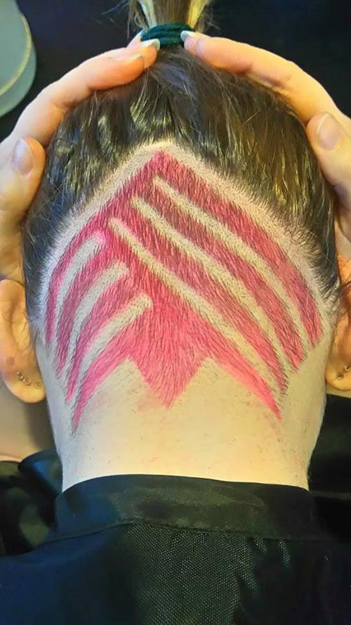 Với những cô nàng táo bạo họ còn cạo lên quá nửa đầu.