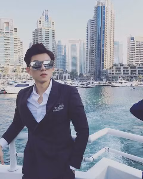 Cựu nam sinh ĐH Nội Vụ khiến chị em mê mệt thời gian gần đây có tên đầy đủ là Phạm Thế Thịnh, sinh năm 1994, đến từ Lạng Sơn, là cựu sinh viên lớp Quản trị văn phòng K7C.